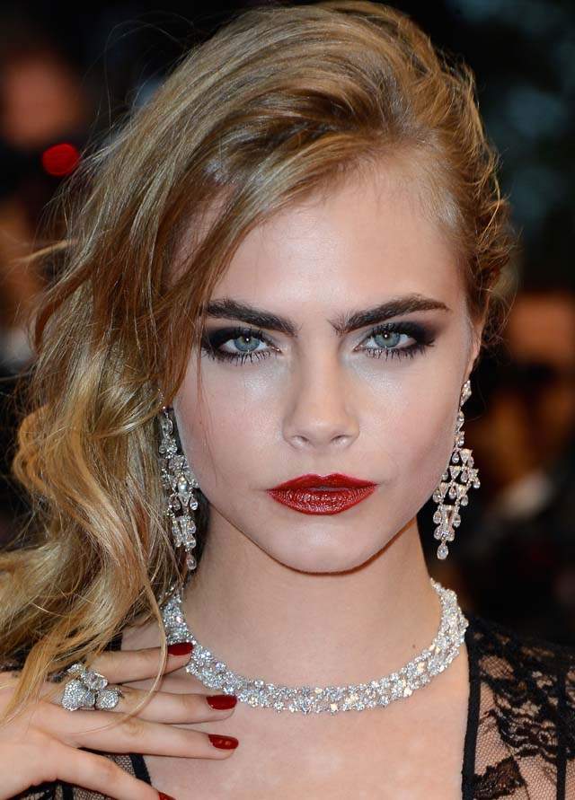 Cara Delevingne Model,  Cara Delevingne Sienne Miller Kiss, Cara Delevingne Ex-Girlfriend One Direction, Cara Delevingne Harry Styles Dating, Cara Delevingne Harry Styles Back Together, Cara Delevingne Burberry, Cara Delevingne Runway Fashion Show, Cara Delevingne Sexy Photos, Cara Delevingne Hot Photos, Cara Delevingne One Direction