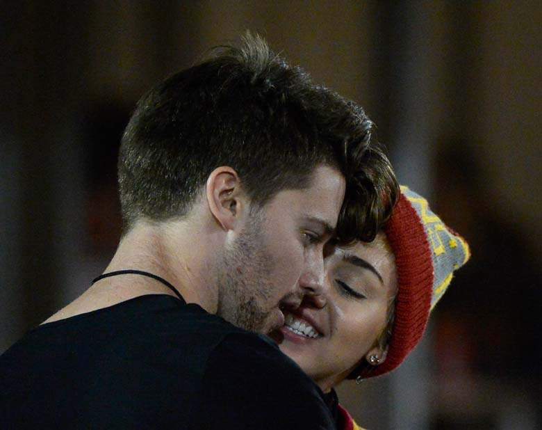 Patrick Schwarzenegger, Miley Cyrus And Patrick Schwarzenegger, Patrick Schwarzenegger Dating Miley Cyrus, Patrick Schwarzenegger Kissing Miley Cyrus, Miley Cyrus Kissing Patrick Schwarzenegger
