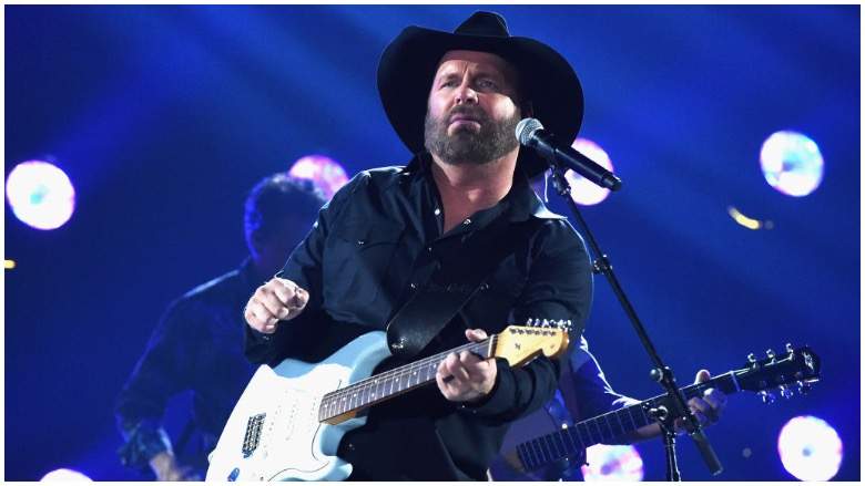 Garth Brooks Dive Bar Tour