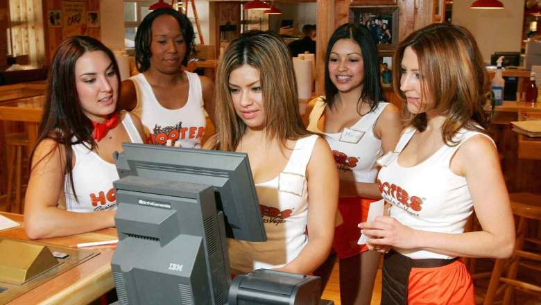 Hooters open or closed on Thanksgiving