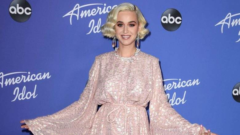 Katy Perry stuns fans with sexy Instagram bathroom shoot.