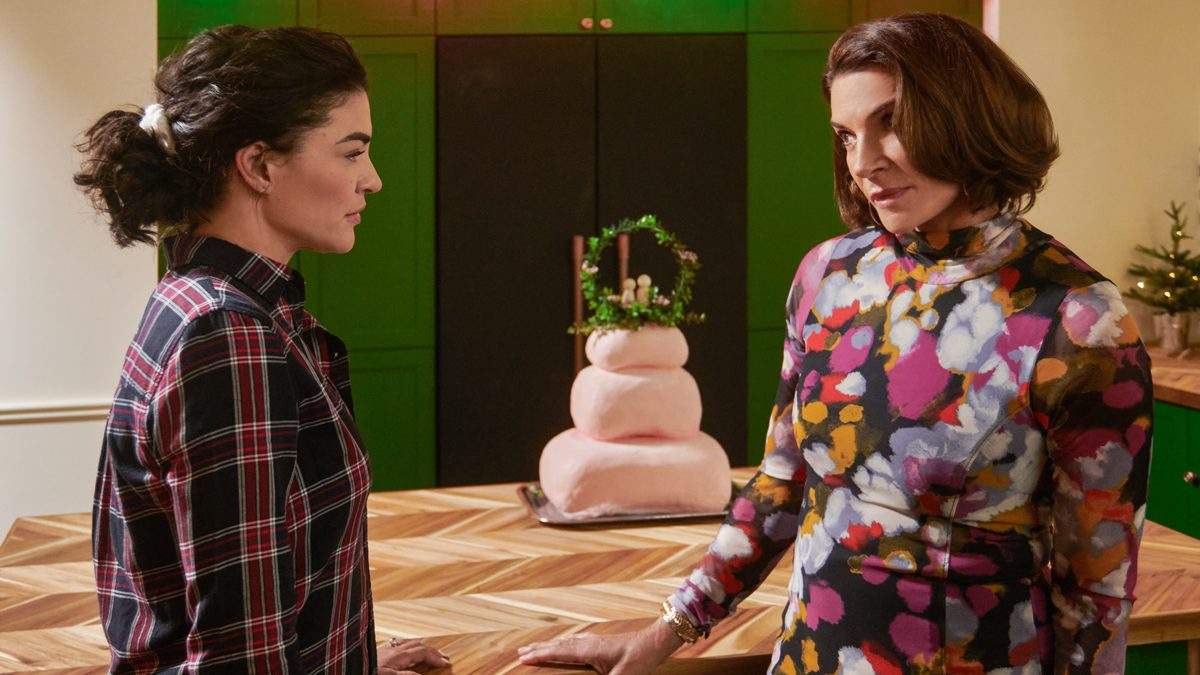Jessica Szohr, Hilary Farr