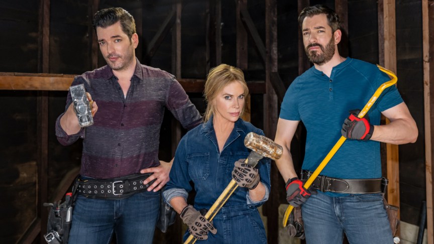 Cheryl Hines joins Jonathan and Drew Scott on Celebrity IOU