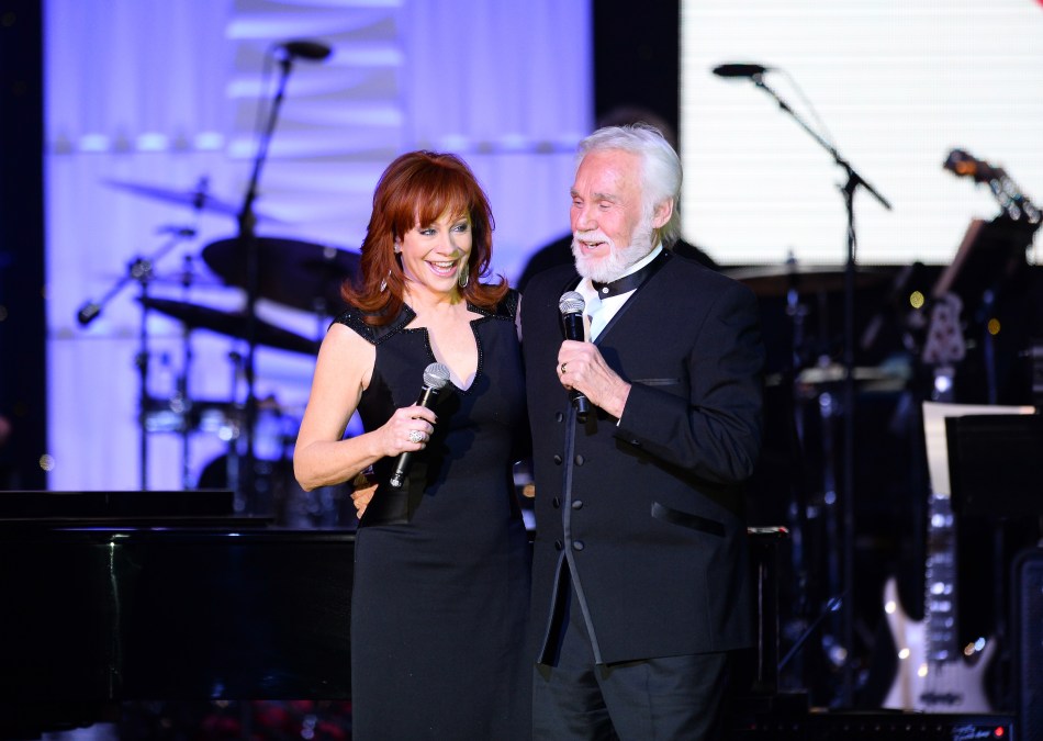 Reba McEntire and Kenny Rogers singing together