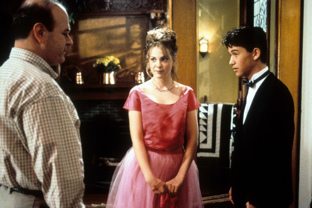 Larry Miller, Larisa Oleynik, and Joseph Gordon-Levitt in "10 Things I hate About You" Scene
