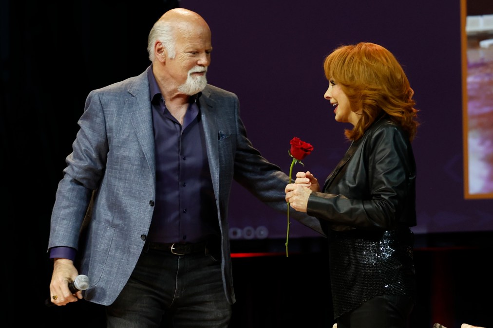 Reba McEntire and Rex Linn on stage