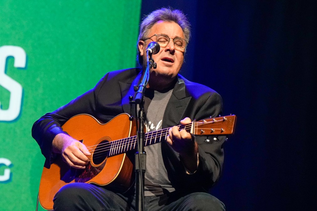 Vince Gill playing guitar