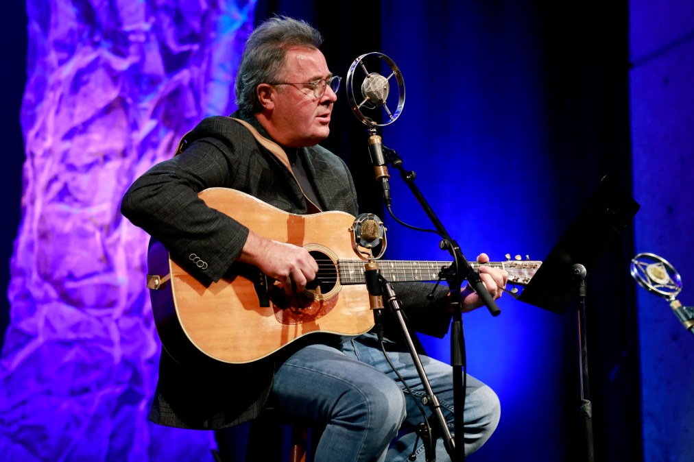 Vince Gill playing guitar