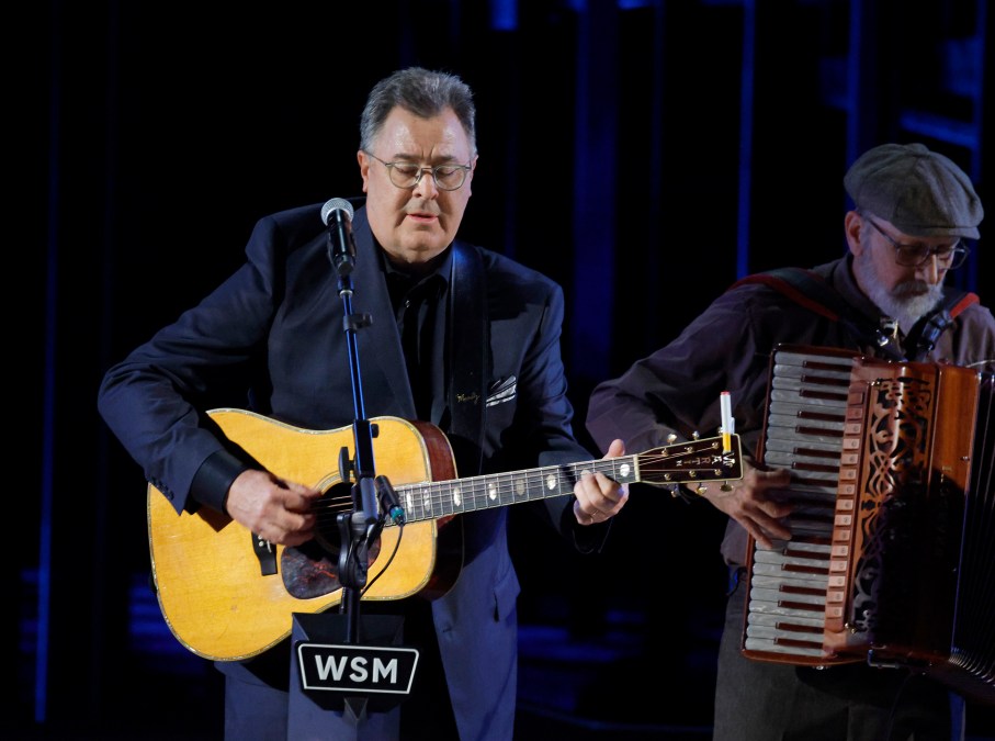 Vince Gill playing guitar
