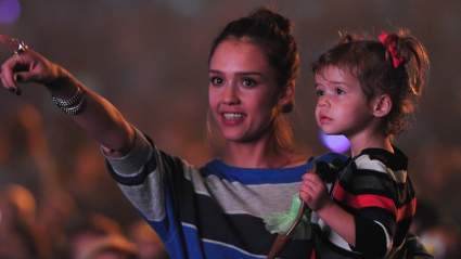 Jessica Alba Poses With Gorgeous Teen Daughter in New Photo