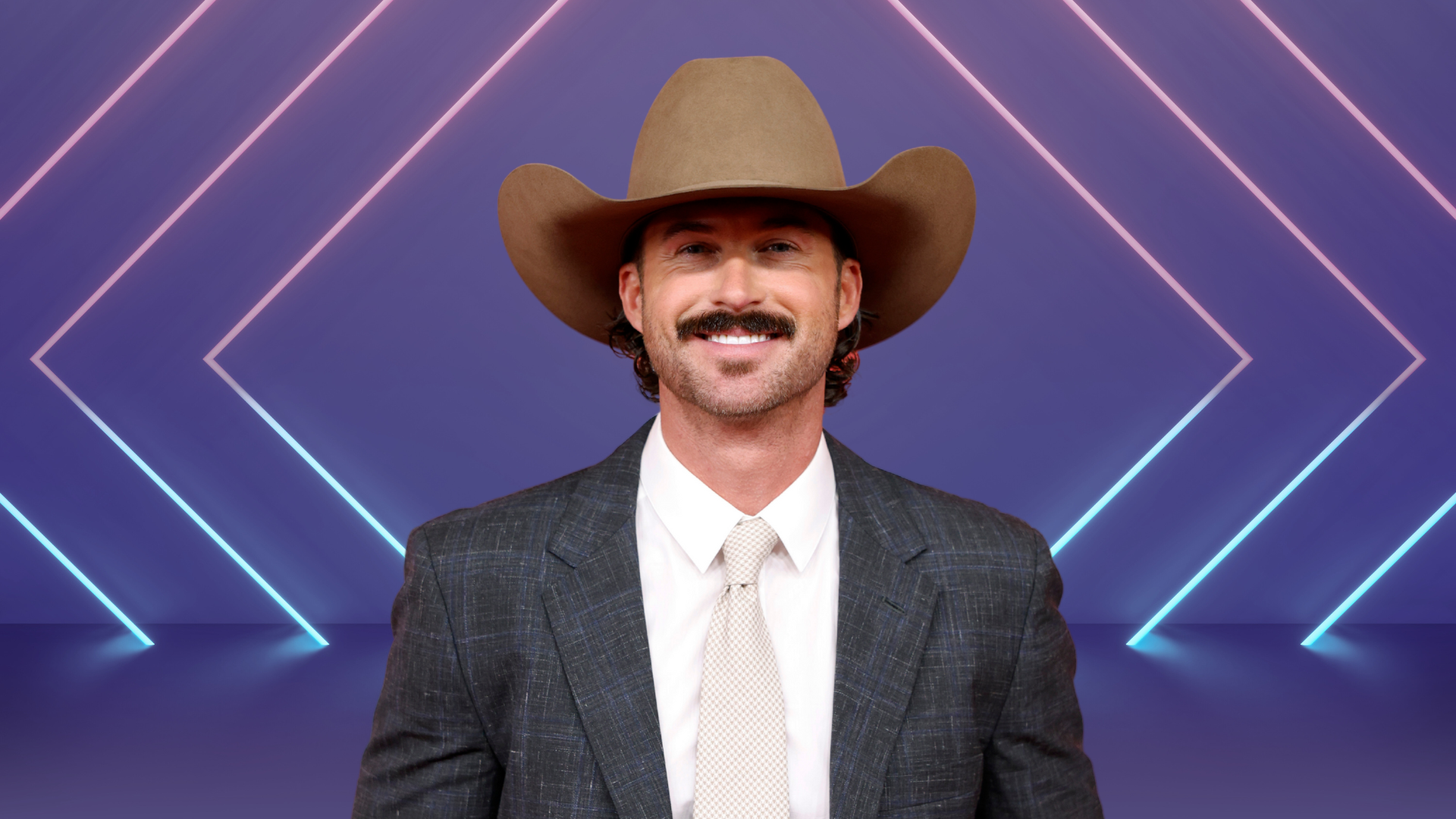 Riley Green smiling in a cowboy hat