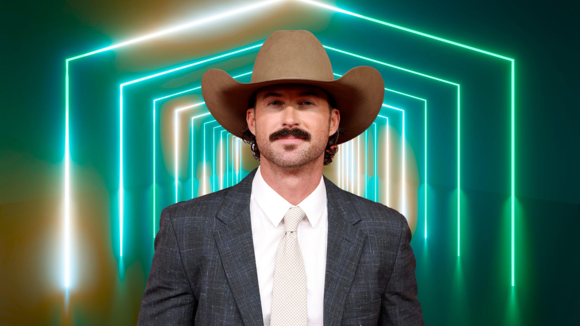 Riley Green posing in a hat