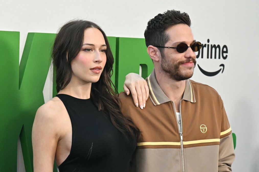US actor Pete Davidson (R) and girlfriend Elsie Hewitt 