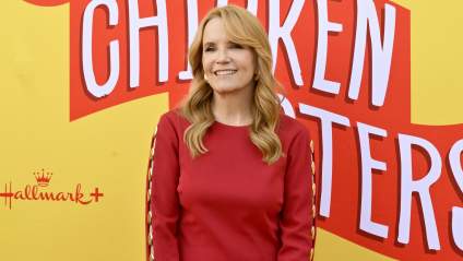 Lea Thompson Posts Lengthy ‘Thank You’ to the Cast & Crew of ‘The Chicken Sisters’ & Hallmark with Behind-the-Scenes Footage