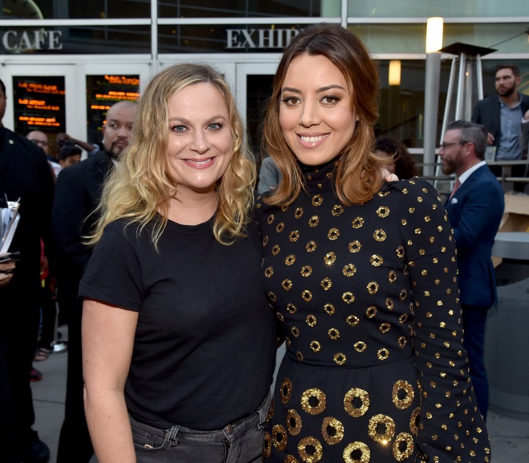 Actors Amy Poehler (L) and Aubrey Plaza 