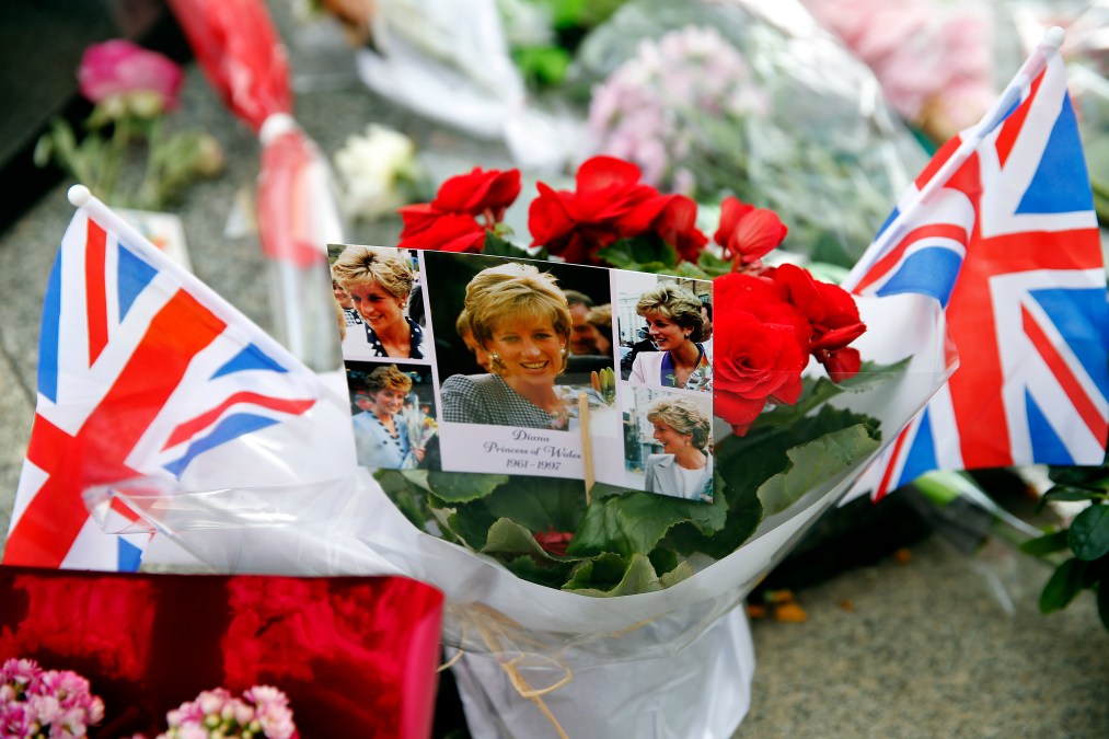 Iconic photos, flowers and messages dedicated to pay homage to Diana