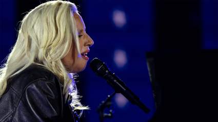 Lady Gaga Breaks Down on Stage After Fiancé’s Heartfelt Words