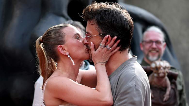 Scarlett-Johansson-Jonathan-Bailey Kiss
