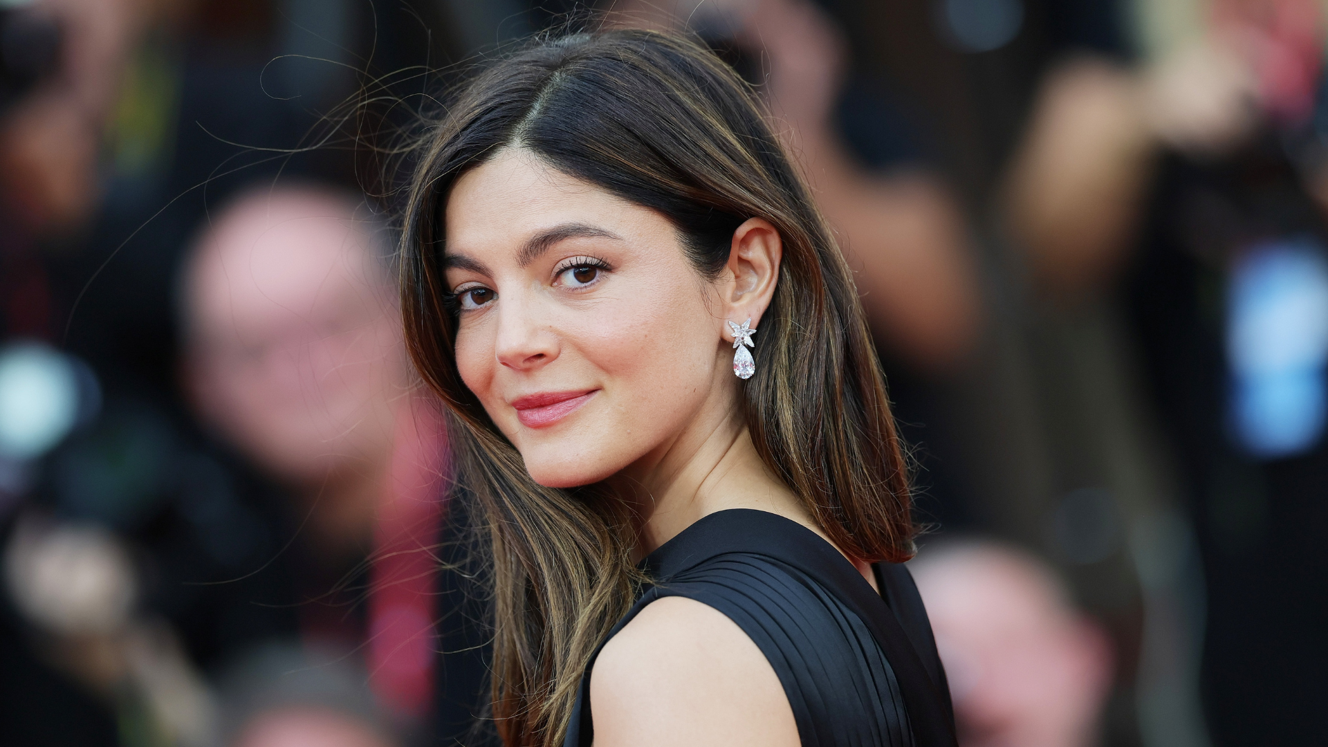 Monica Barbaro Handles Wardrobe Malfunction