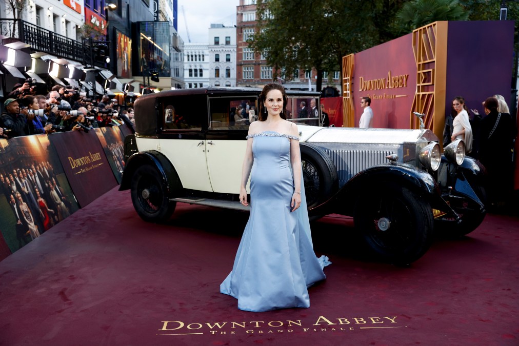  Michelle Dockery attends the "Downton : The Grand Finale"