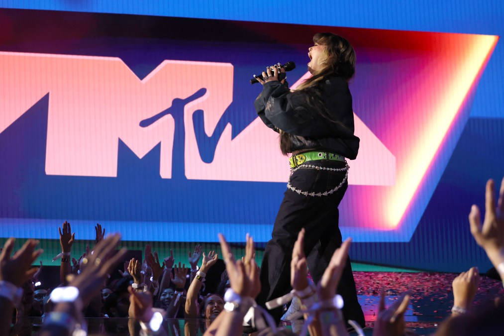 Lola Young performs during the 2025 MTV Video Music Awards