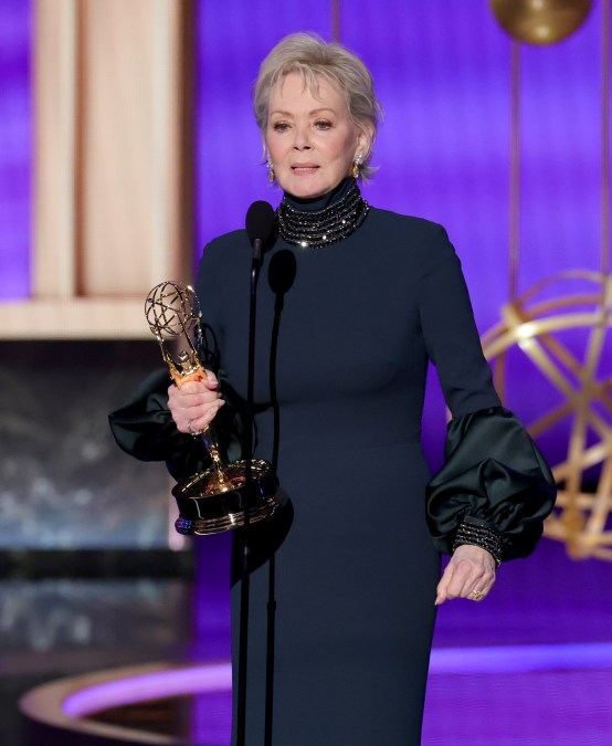Jean Smart accepts the Outstanding Lead Actress in a Comedy Series award