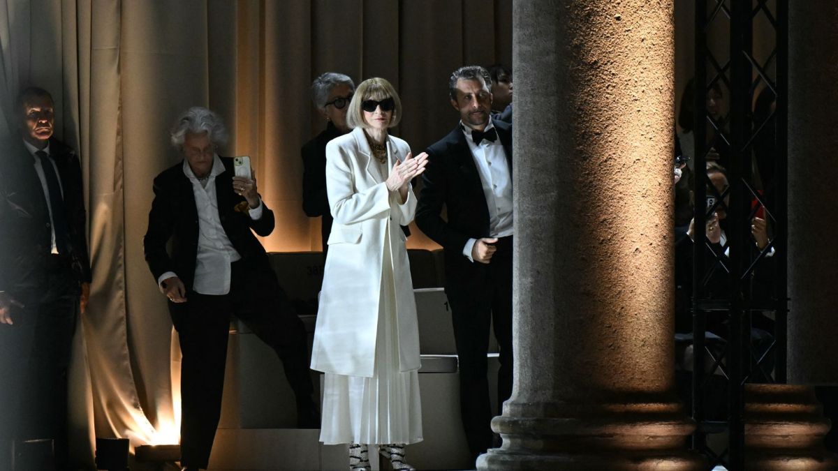 British-US fashion editor Anna Wintour and and Italian director and photographer, Francesco Carrozzini applaud at the end of the Giorgio Armani collection show