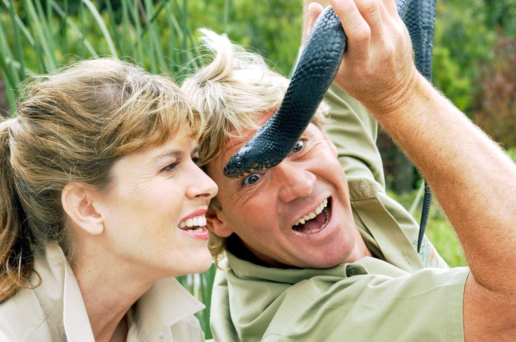 Steve Irwin, (R) shows a snake to his wife Terri (L) at the San Francisco Zoo on June 26, 2002