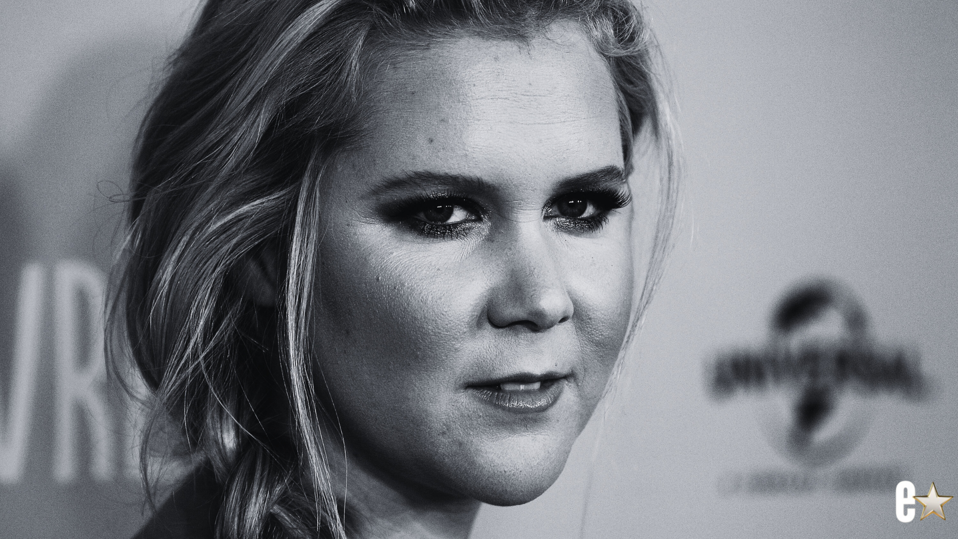 Amy Schumer Flaunts Sculpted Abs in Mirror Selfie