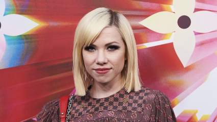 Carly Rae Jepsen Proudly Shows of Her Bare Baby Bump at 6 Months Pregnant: PHOTO