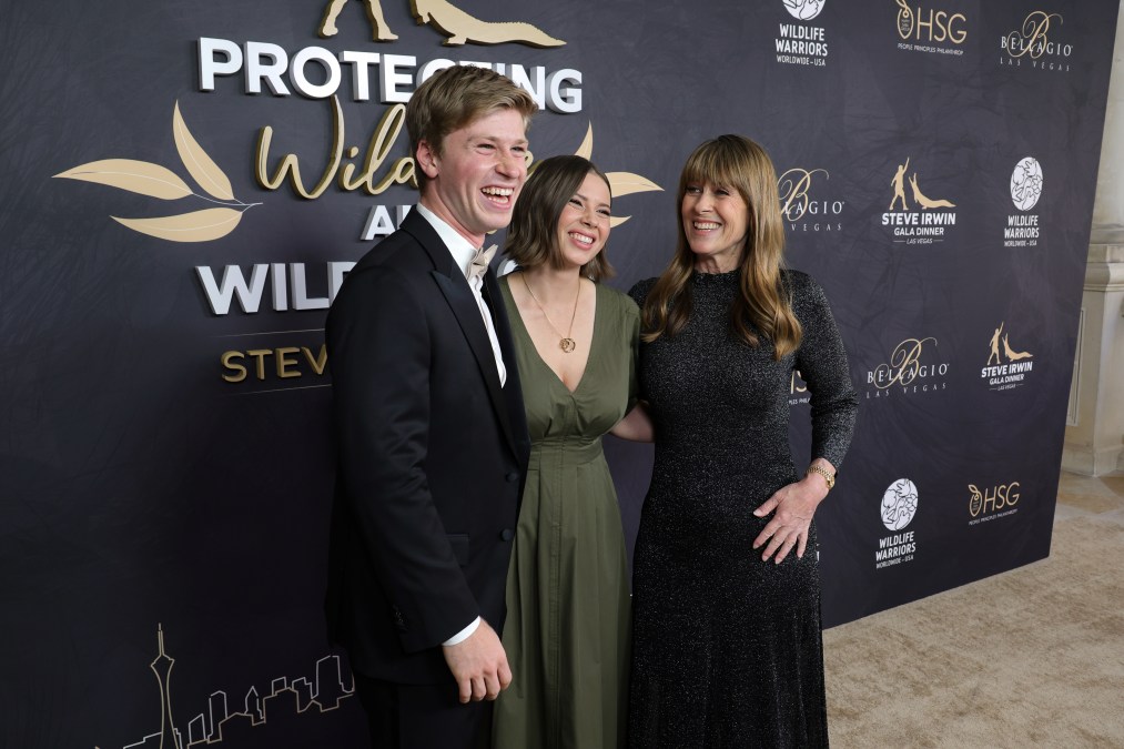 Robert Irwin, Bindi Irwin and Terri Irwin 