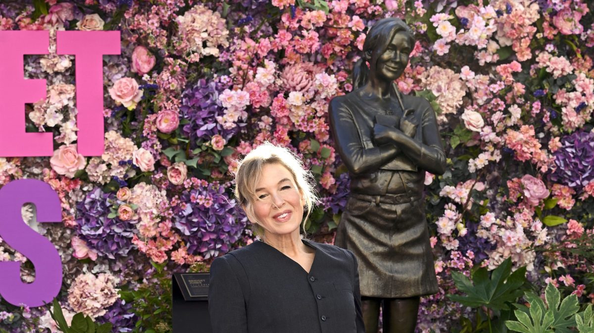 Renée Zellweger posing with the Bridget Jones statue.