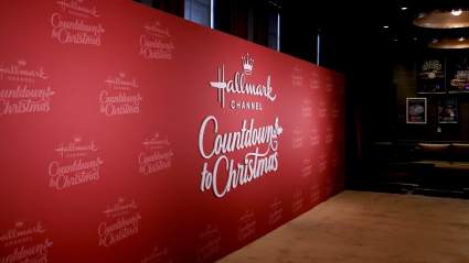 What to Watch on Hallmark This Christmas Eve & Day: SCHEDULE