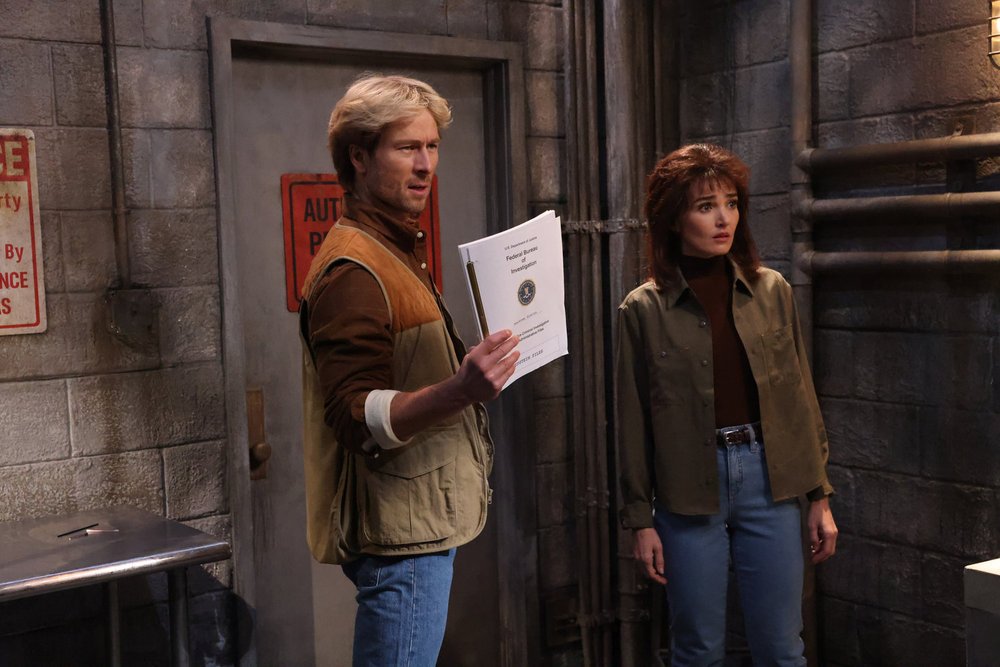 Glen Powell and Chloe Fineman