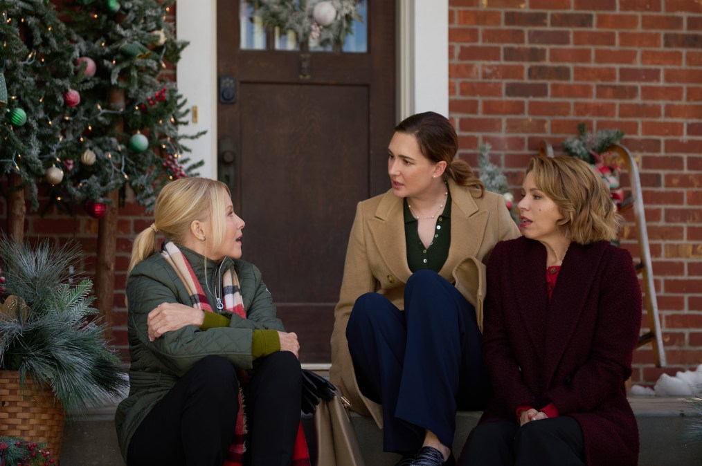 Barbara Niven, Katherine Barrell, Ali Liebert talking on steps