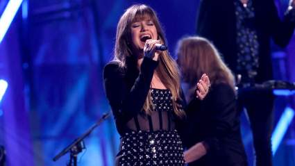 Kelly Clarkson’s Cover of This K-Pop Song Has Fans in Their Feelings [VIDEO]