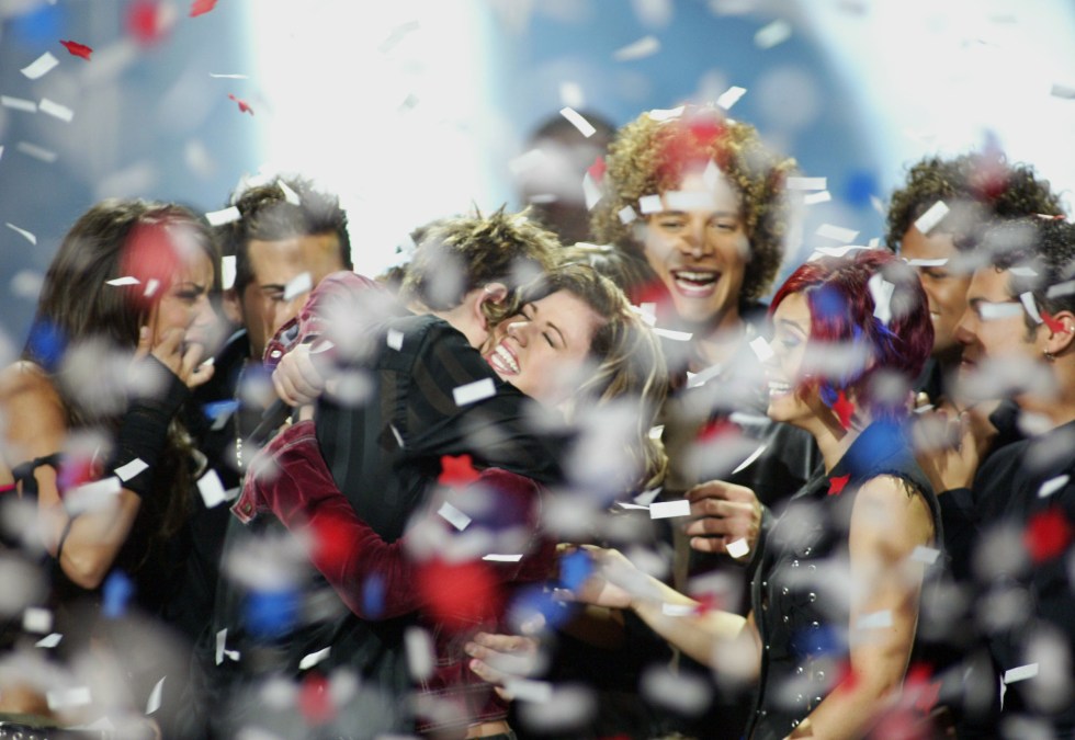 Kelly Clarkson wins American Idol