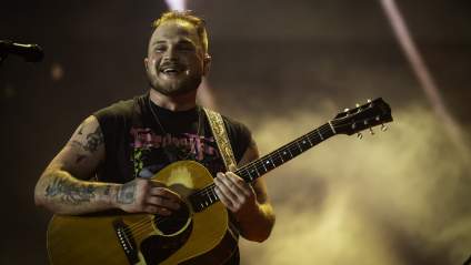 Country Superstar Shocks Fans With Surprise Guest During Super Bowl Performance