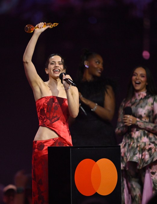 Rosal&iacute;a accepts the International Artist of the Year Award at the BRIT Awards