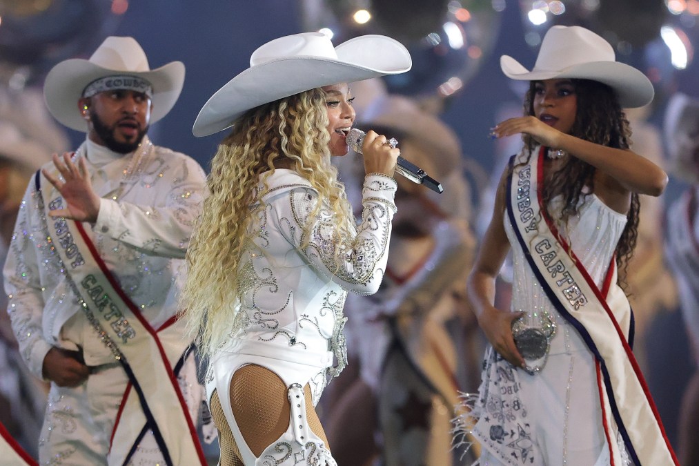 Beyonc&eacute; performs with daughter Blue Ivy during the NFL Christmas Day halftime show in Houston