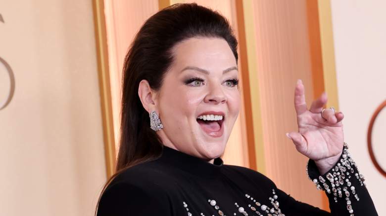 Melissa McCarthy looked absolutely stunning at the 2026 Oscars, and her outfit choice was a real showstopper. The actress walked the red carpet with her husband, Ben Falcone, and she opted for a striking, figure-hugging gown that showed off her curves. Melissa McCarthy Wows on the Red Carpet The dress features long sleeves and a high-neckline, a style that is simple and elegant. However, the beading detail added a wow-factor. To complete her look, McCarthy swept her hair back, kept her makeup natural, and wore a pair of dangling diamond earrings. She carried a black clutch that matched her outfit. Melissa McCarthy waves on the Oscars red carpet