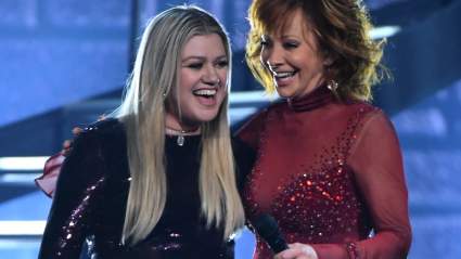 Kelly Clarkson Has Priceless Reaction to Reba McEntire’s Hilarious On-Air Snub