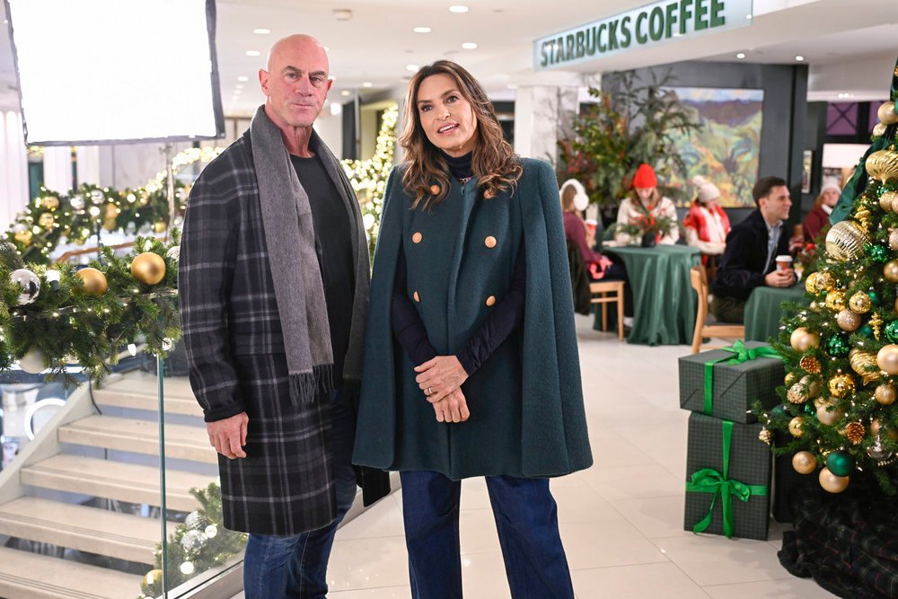 MACY'S THANKSGIVING DAY PARADE -- Downtown Production -- Pictured: (l-r) Christopher Meloni, Mariska Hargitay -- 