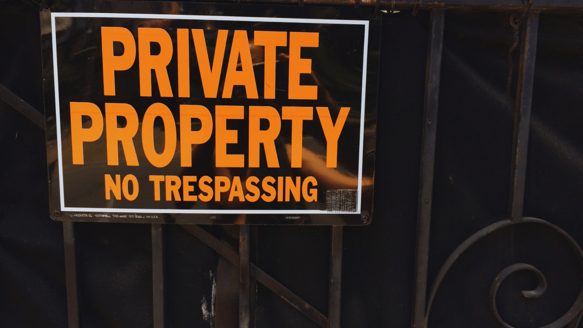 no trespassing sign