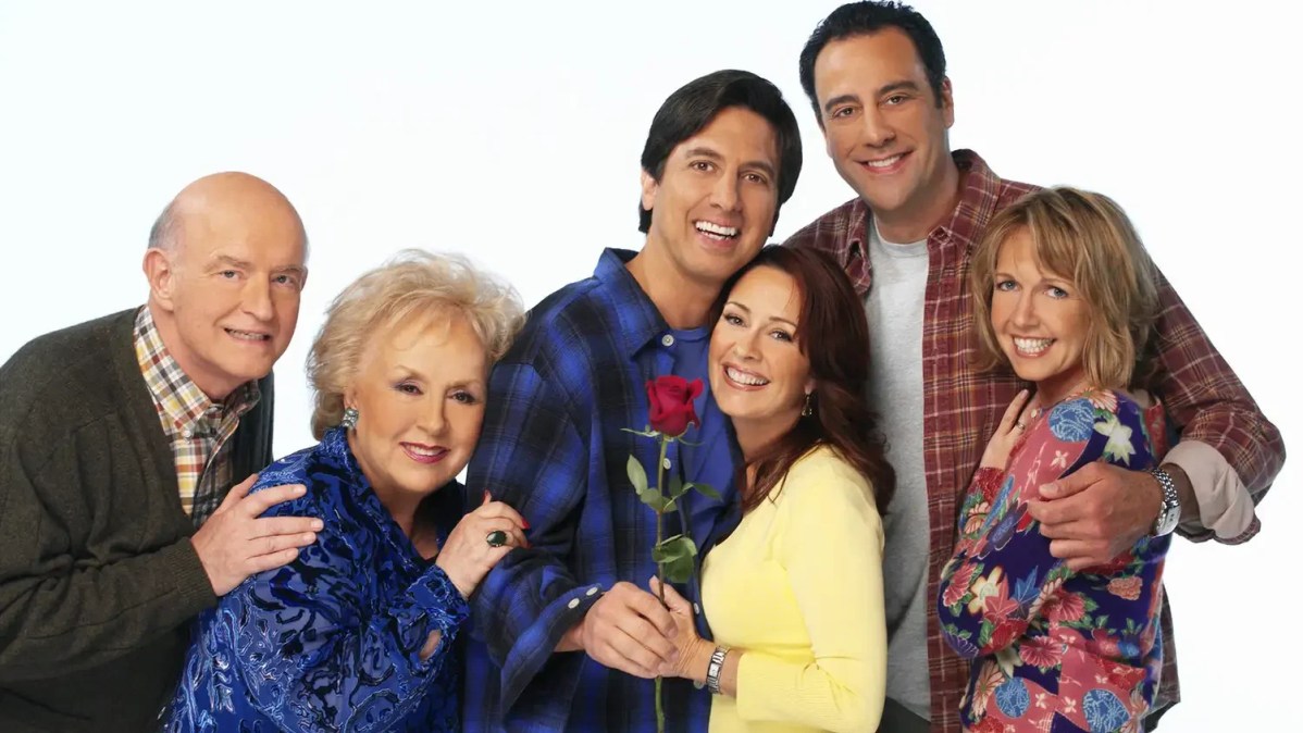 Cast of &ldquo;Everybody Loves Raymond&rdquo; posing together in promotional photo.