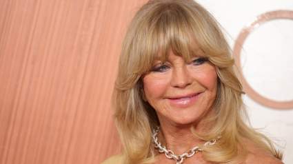 Goldie Hawn’s 7 Sweetest & Wildest Red Carpet Photos Ever