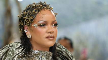 Rihanna Arrives: The Queen Shuts Down the 2026 Met Gala in Custom Maison Margiela