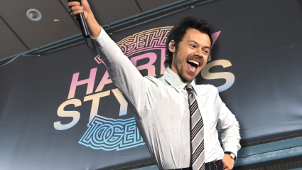 Harry Styles Recovers From Mini Wardrobe Malfunction During Concert