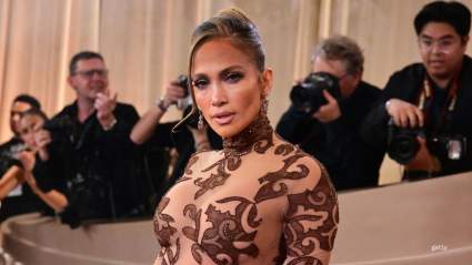 Jennifer Lopez Stuns in Haute Couture With Her Sister For Paris Fashion Week