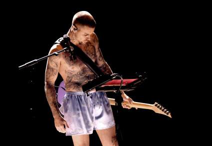 Pop Shock: Justin Bieber Gives Surprise Performance at Fanatics Fest
